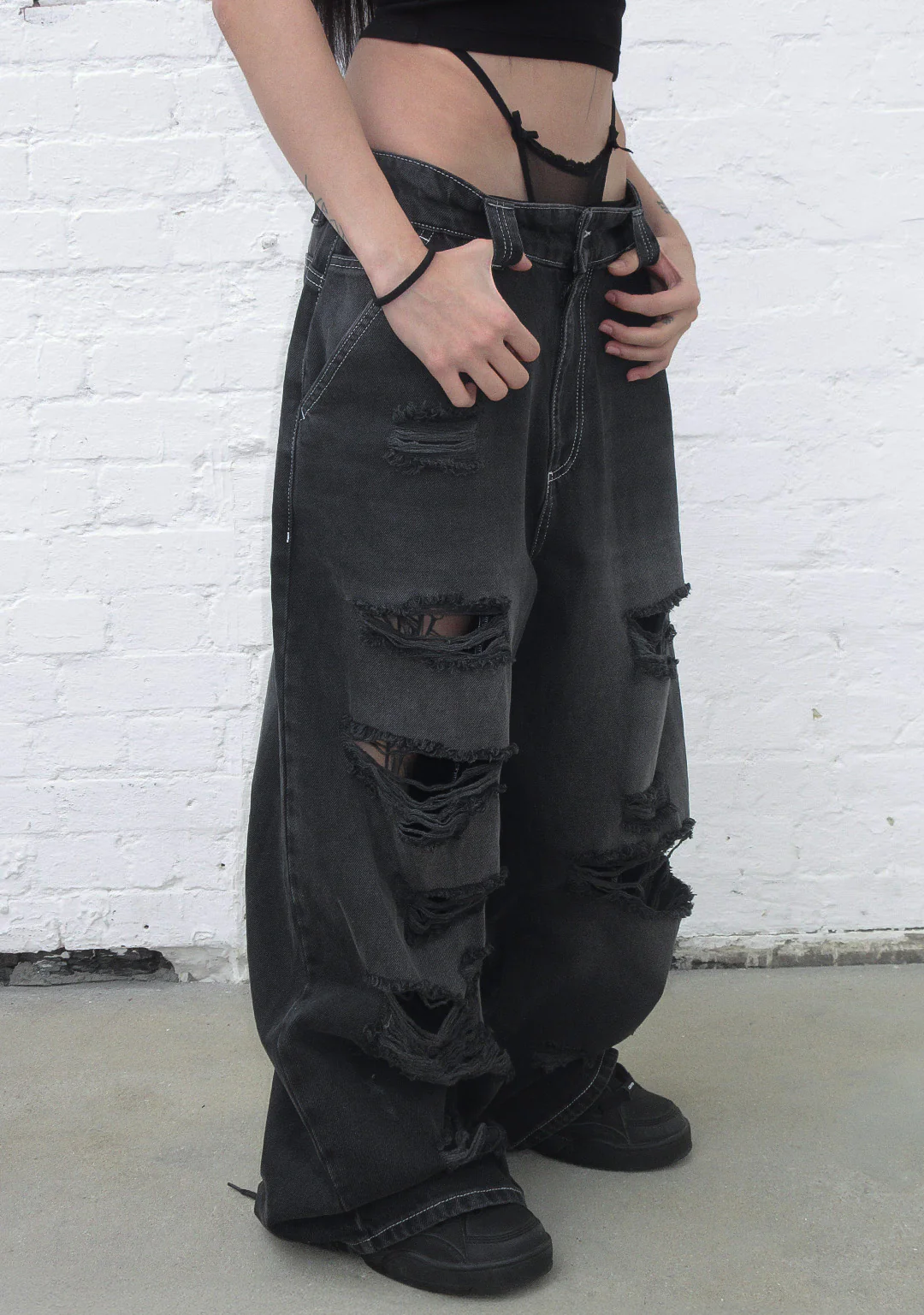 FAITHFUL STUDDED OVERSIZED JEANS WASHED BLACK - Image 3