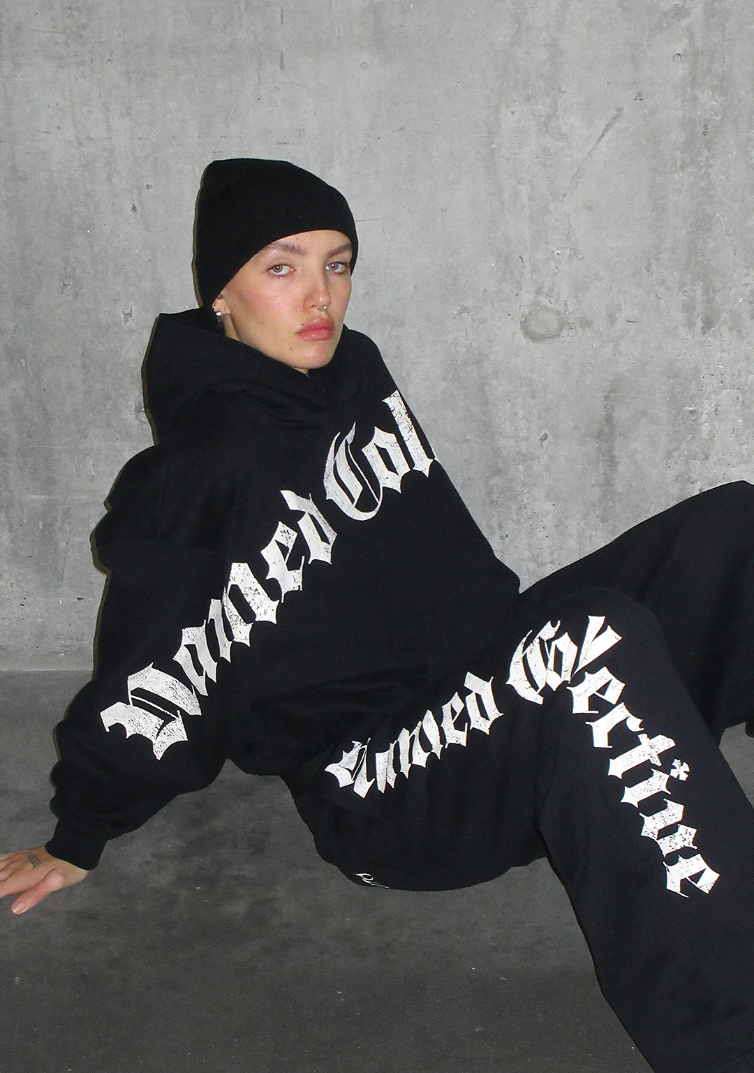 Nth ACTIVE OLD ENGLISH OVERSIZED PULLOVER HOODIE BLACK - Image 5