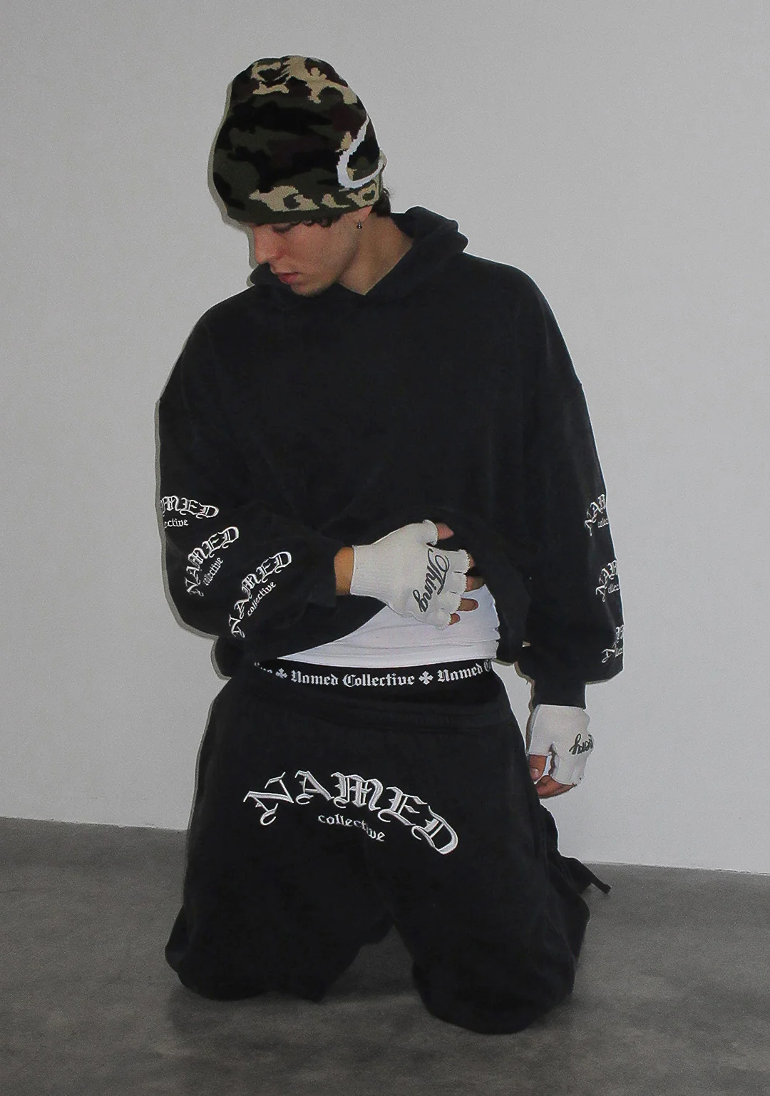 OLD ENGLISH PULLOVER HOODIE WASHED CHARCOAL - Image 4