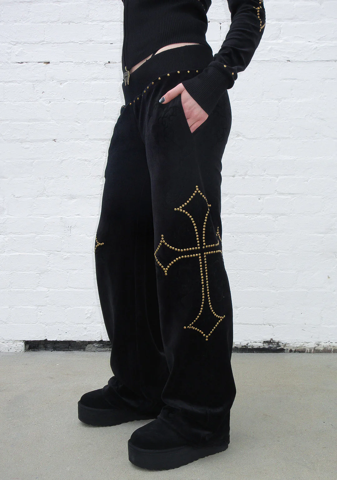 REBEL STUDDED VELOUR SWEATPANTS BLACK - Image 3