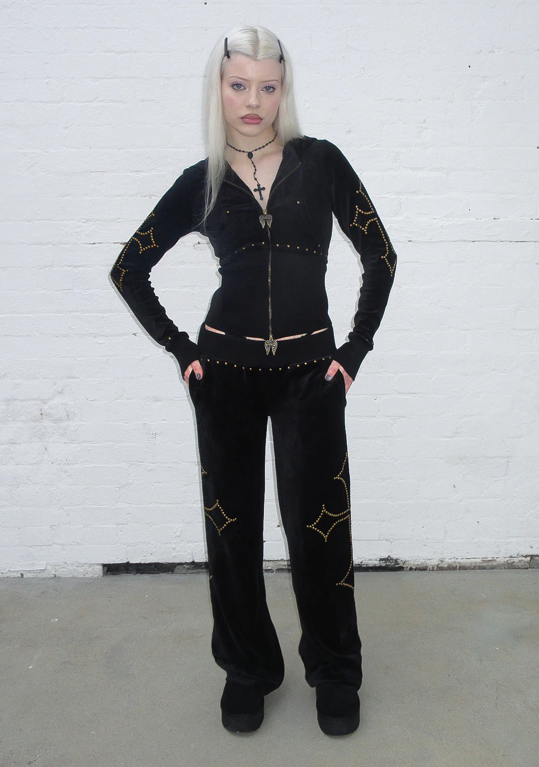 REBEL STUDDED VELOUR SWEATPANTS BLACK - Image 4